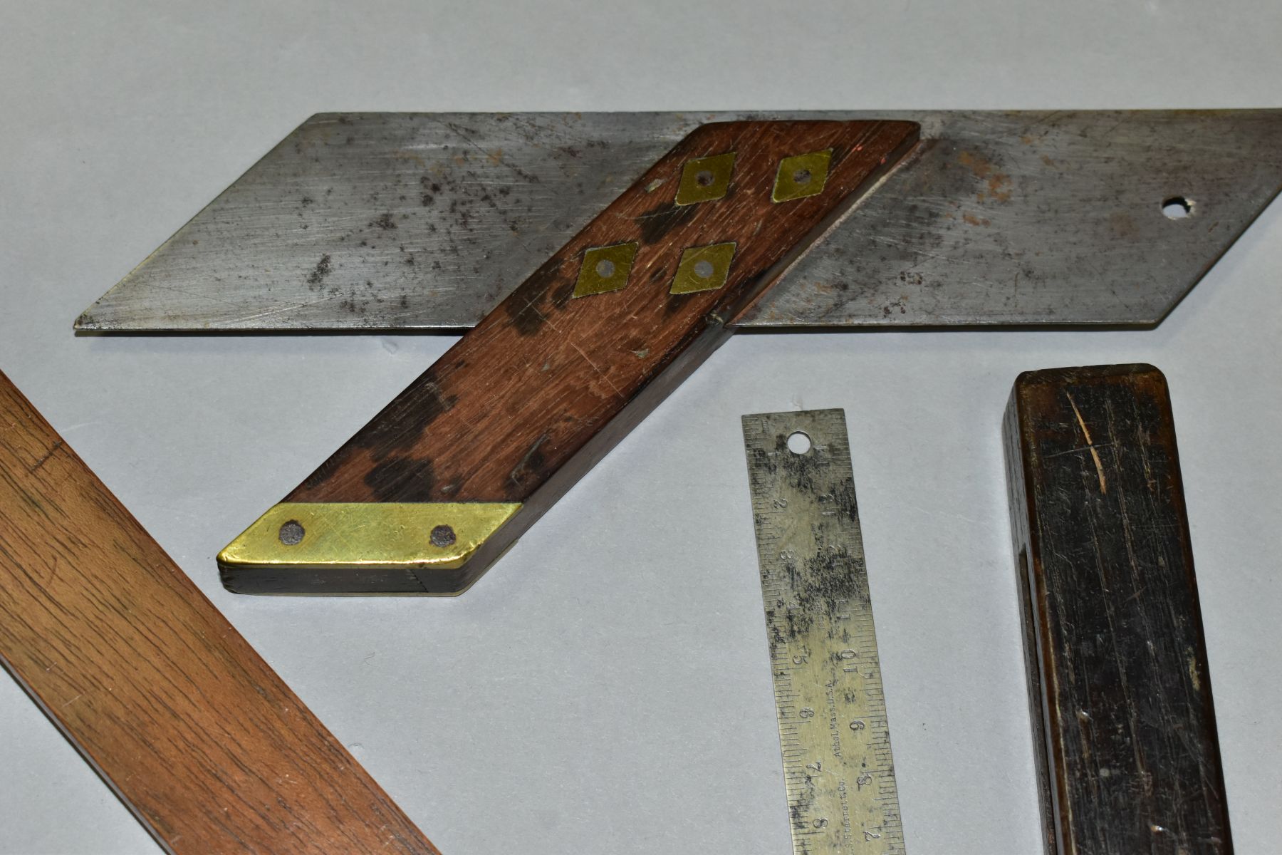 A TRAY CONTAINING VINTAGE MEASURING AND MARKING TOOLS, including a rosewood and brass dovetail - Image 2 of 10
