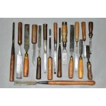 A BOX CONTAINING SEVENTEEN VINTAGE AND MORE RECENT WOODWORKING CHISELS, by makers such as Ward,