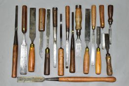 A BOX CONTAINING SEVENTEEN VINTAGE AND MORE RECENT WOODWORKING CHISELS, by makers such as Ward,