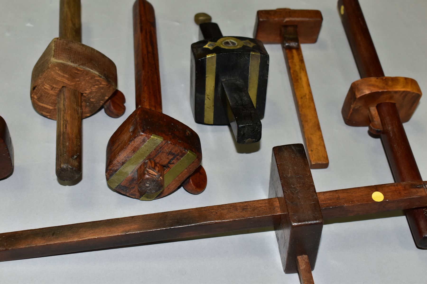 A TRAY CONTAINING EIGHT VINTAGE MARKING AND MORTICE GAUGES, including a Brass and Ebony Mortice, a - Image 4 of 5