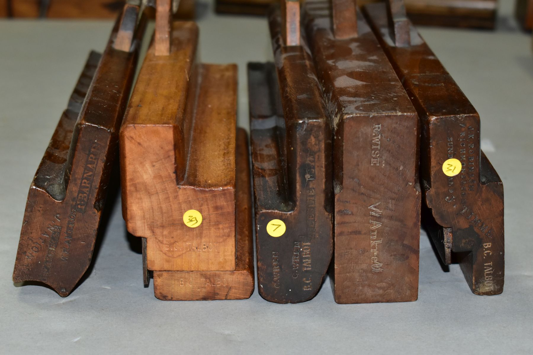 A TRAY CONTAINING NINETEEN MOULDING AND GROOVING PLANES including Torus, Ogee, half round, oval - Image 10 of 12