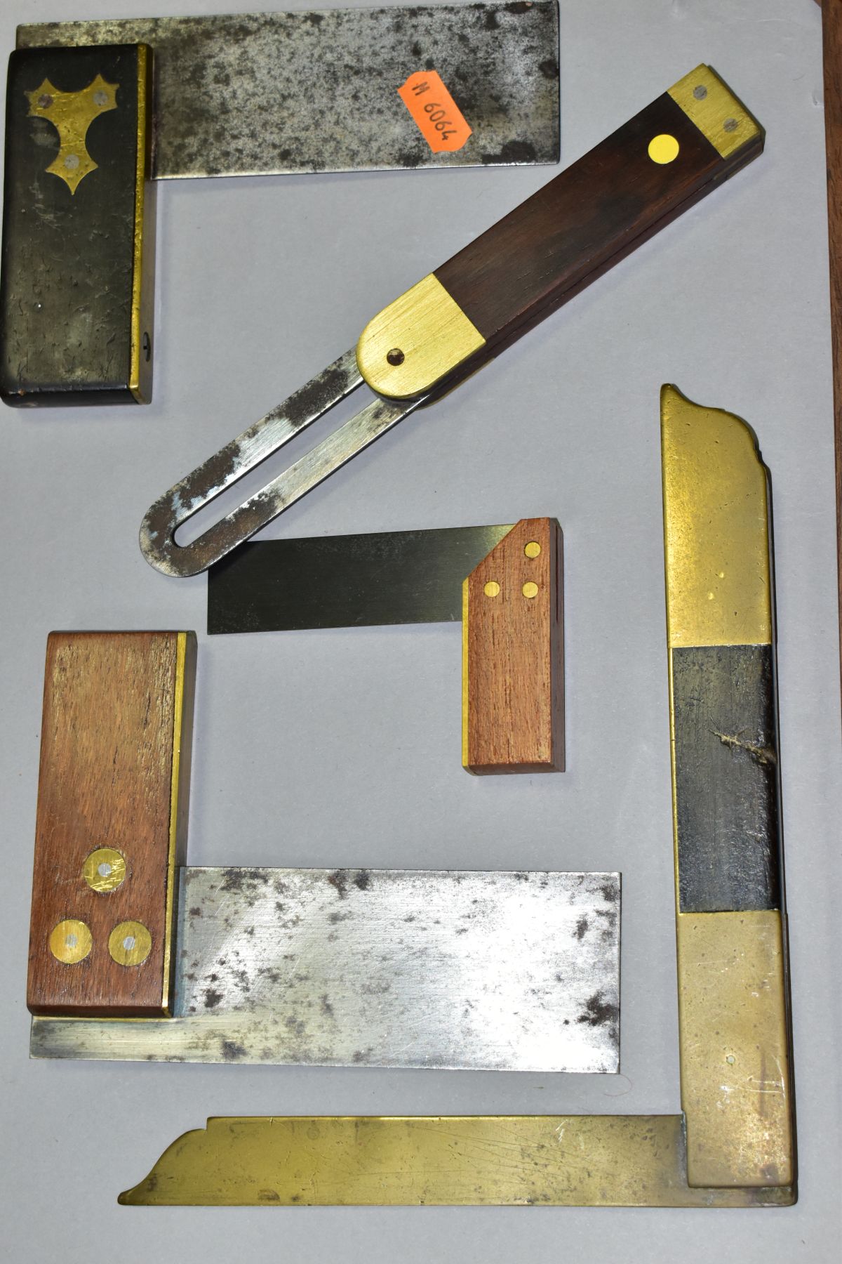 A TRAY CONTAINING VINTAGE MEASURING AND MARKING TOOLS, including a rosewood and brass dovetail - Image 8 of 10