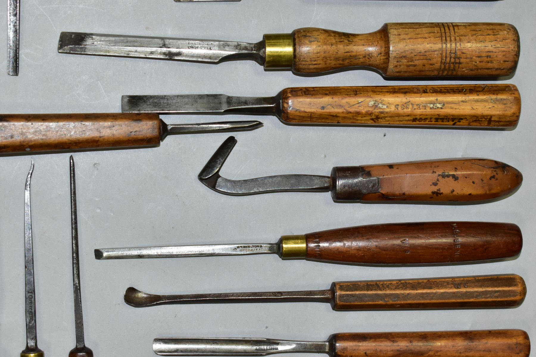 A TRAY CONTAINING TWENTY THREE EARLY CHISELS AND GOUGES including small gauge paring chisels and - Image 3 of 8