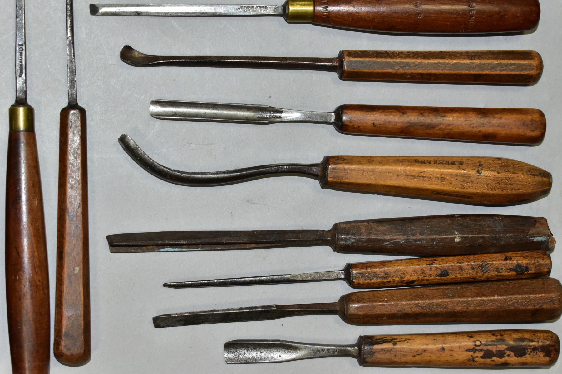 A TRAY CONTAINING TWENTY THREE EARLY CHISELS AND GOUGES including small gauge paring chisels and - Image 4 of 8