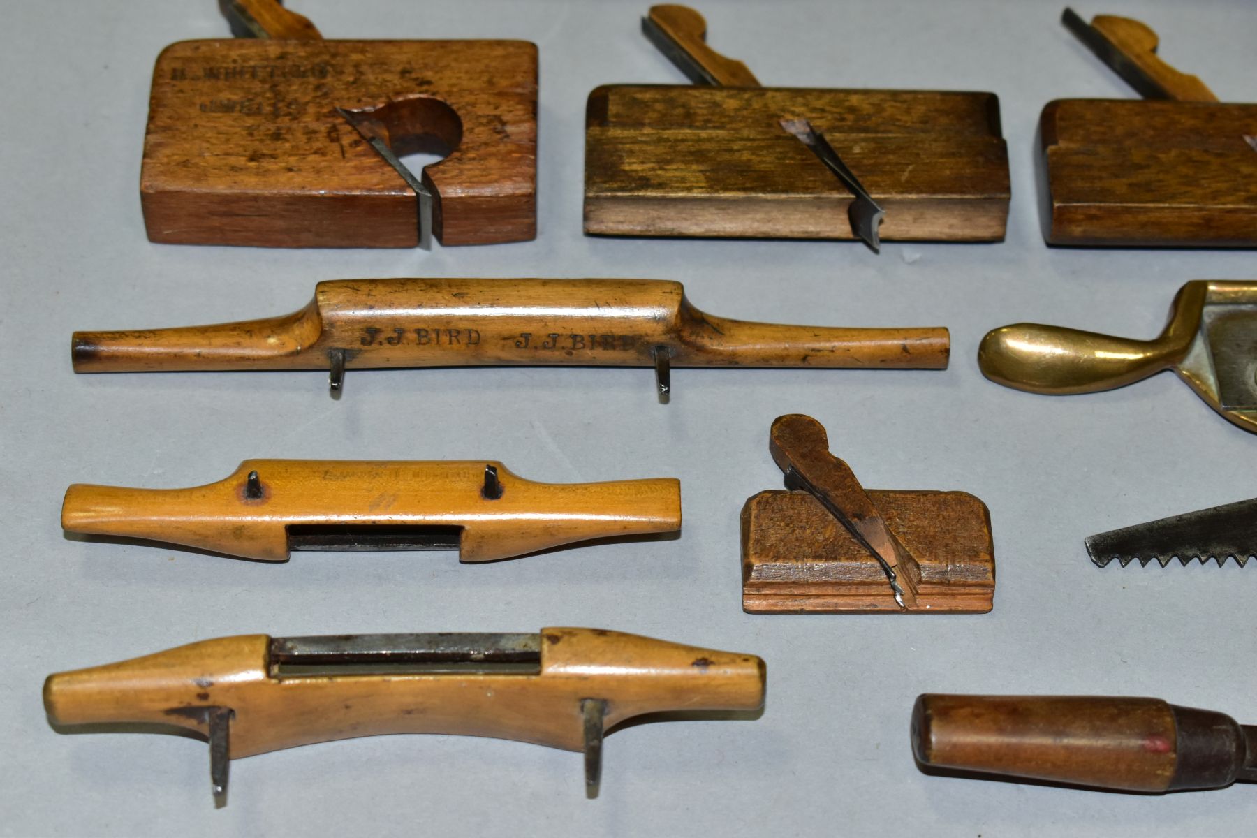 A SMALL TRAY CONTAINING MINIATURE CARPENTERS TOOLS including ½'' shoulder plane 2½'' long, a 1½'' - Image 2 of 6