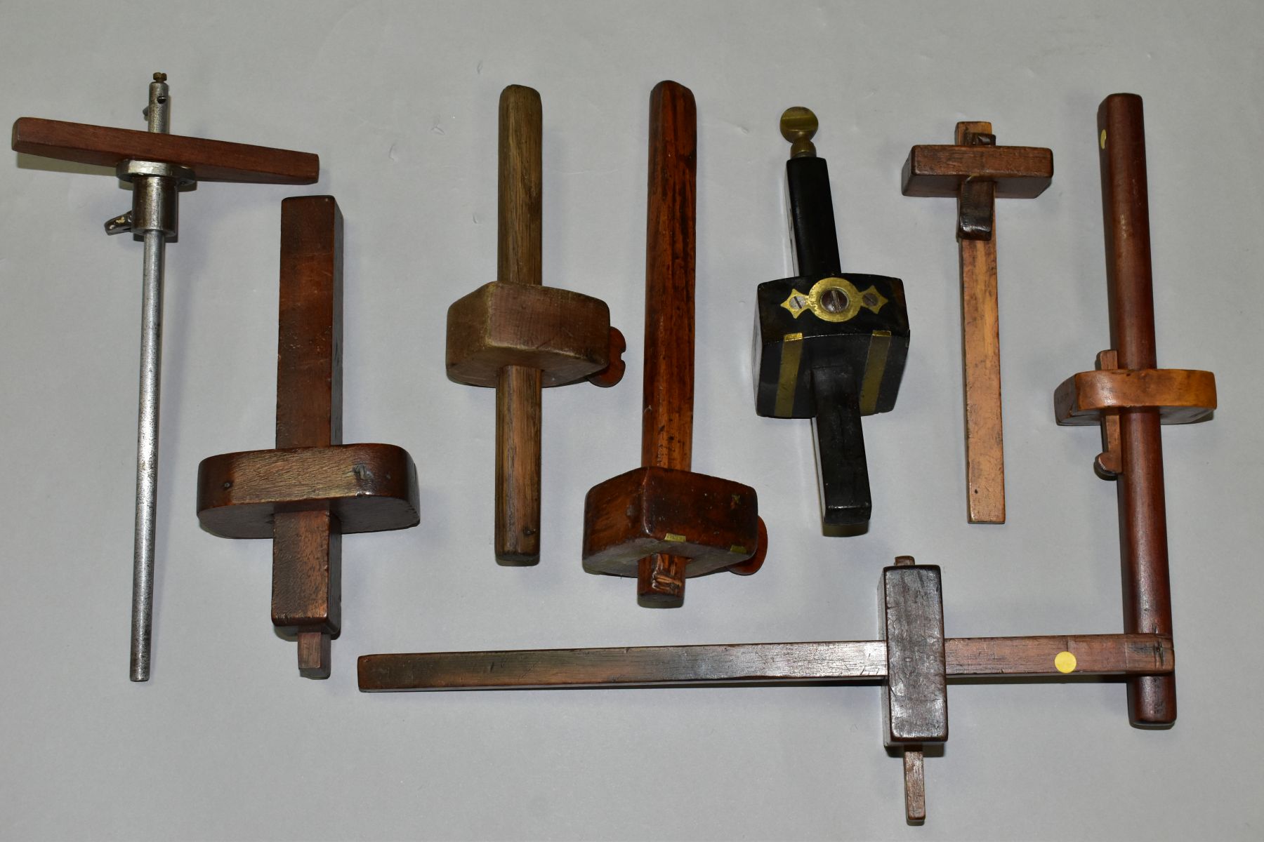 A TRAY CONTAINING EIGHT VINTAGE MARKING AND MORTICE GAUGES, including a Brass and Ebony Mortice, a - Image 3 of 5