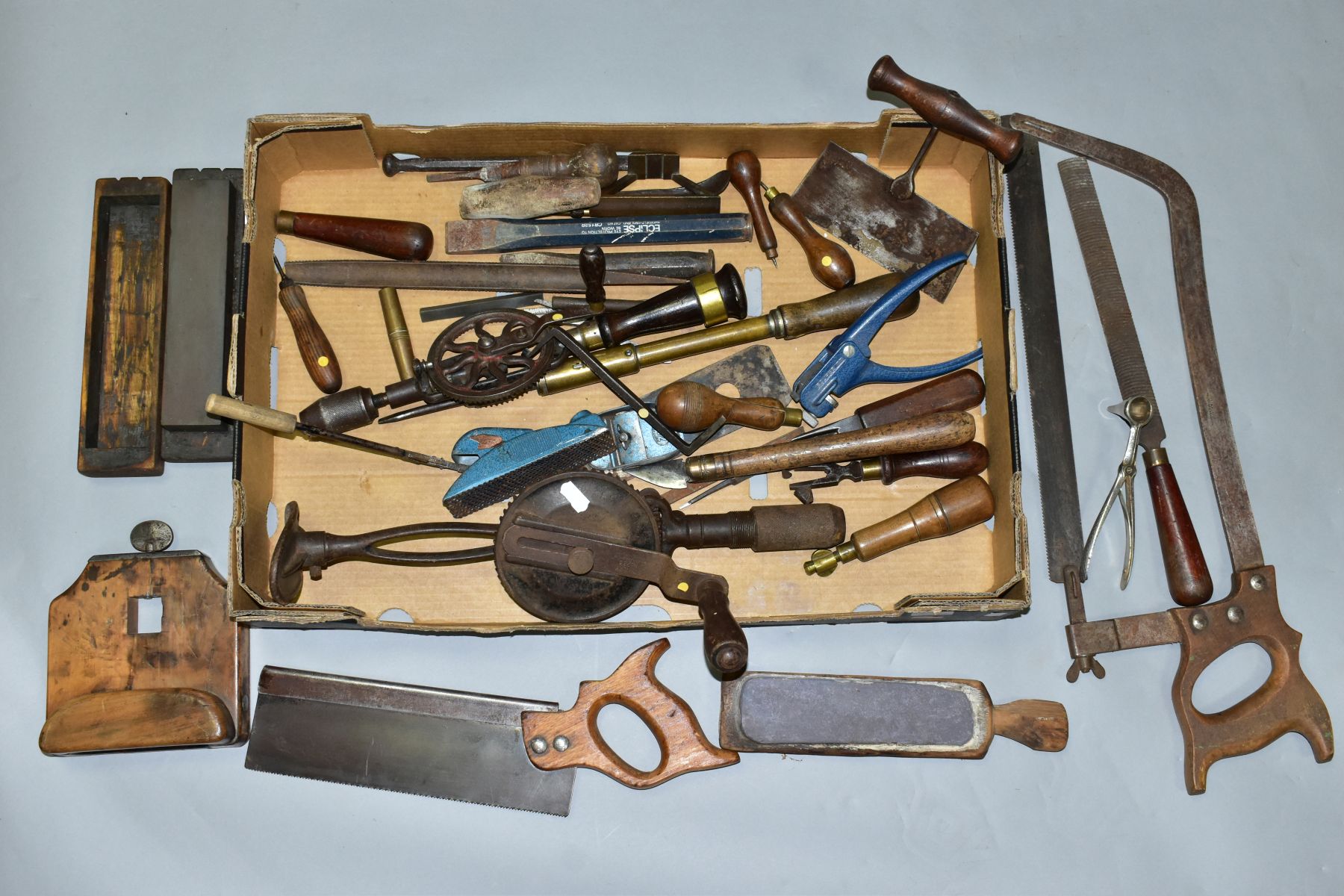 A TRAY CONTAINING VINTAGE HANDTOOLS including a North Bros Yankie, a Sycamore saw, a Stanley No
