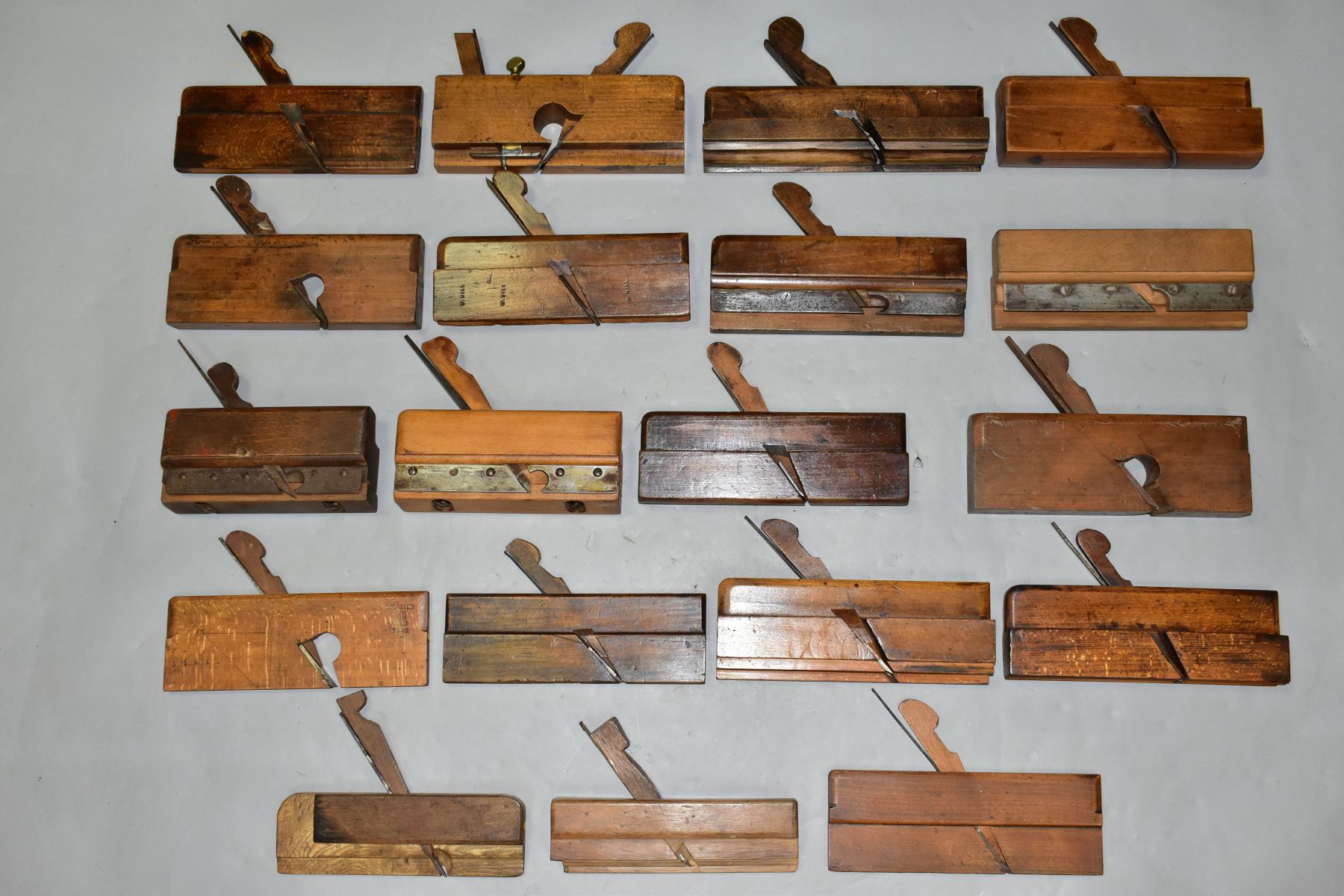 A TRAY CONTAINING NINETEEN MOULDING AND GROOVING PLANES including Torus, Ogee, half round, oval