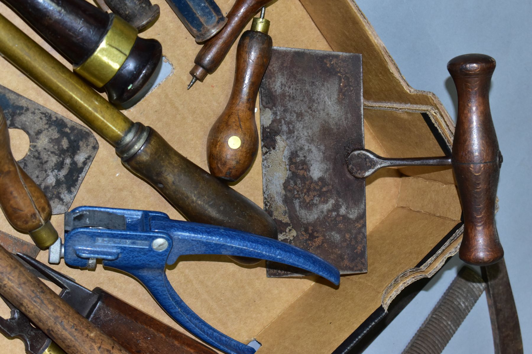 A TRAY CONTAINING VINTAGE HANDTOOLS including a North Bros Yankie, a Sycamore saw, a Stanley No - Image 3 of 6