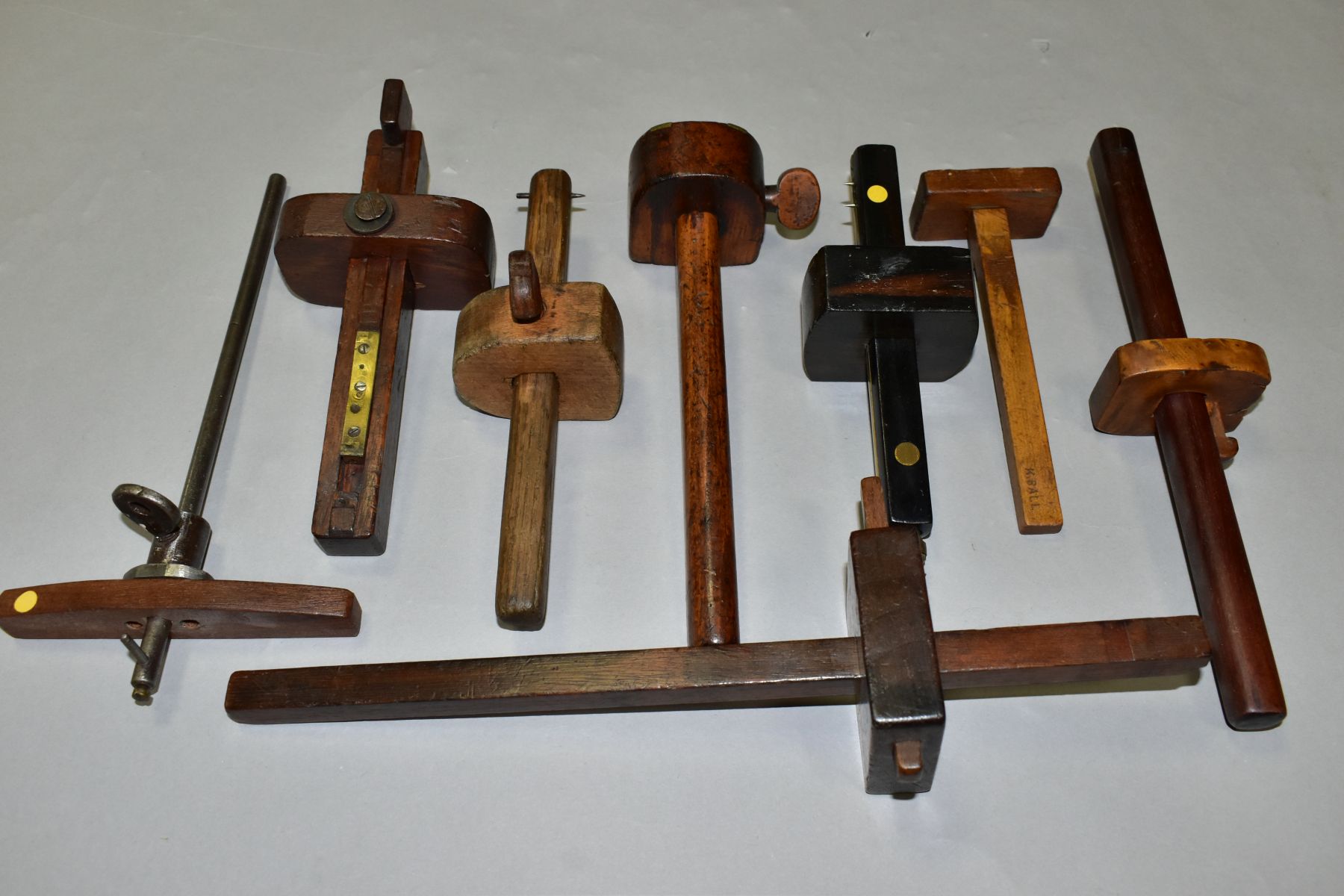 A TRAY CONTAINING EIGHT VINTAGE MARKING AND MORTICE GAUGES, including a Brass and Ebony Mortice, a - Image 2 of 5