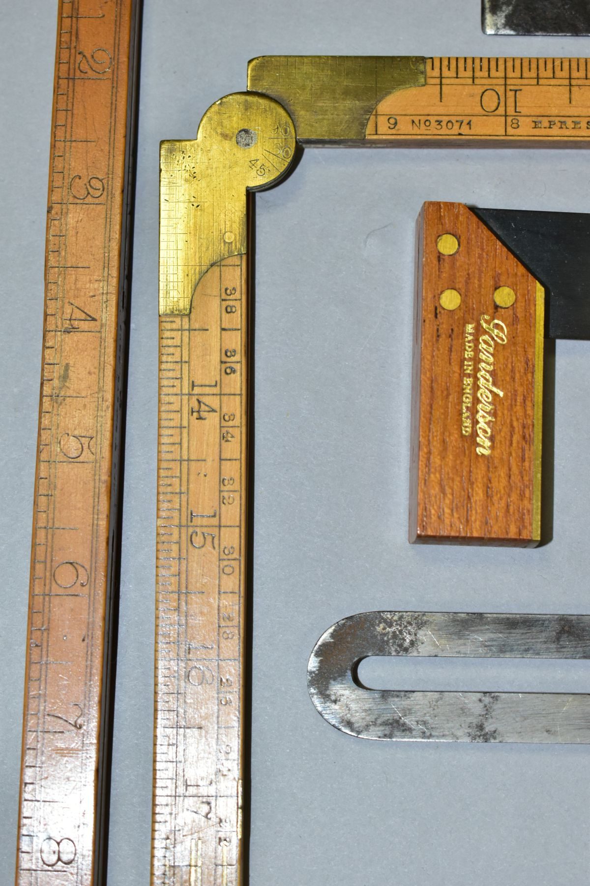 A TRAY CONTAINING VINTAGE MEASURING AND MARKING TOOLS, including a rosewood and brass dovetail - Image 6 of 10