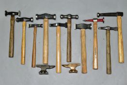 A TRAY CONTAINING TEN PLAINISHING HAMMERS AND TWO MINIATURE ANVILS, one made of bronze (12)