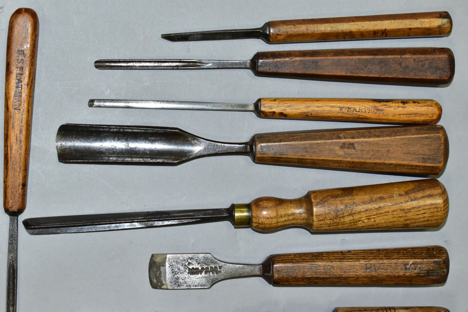 A TRAY CONTAINING TWENTY THREE EARLY CHISELS AND GOUGES including small gauge paring chisels and - Image 2 of 8