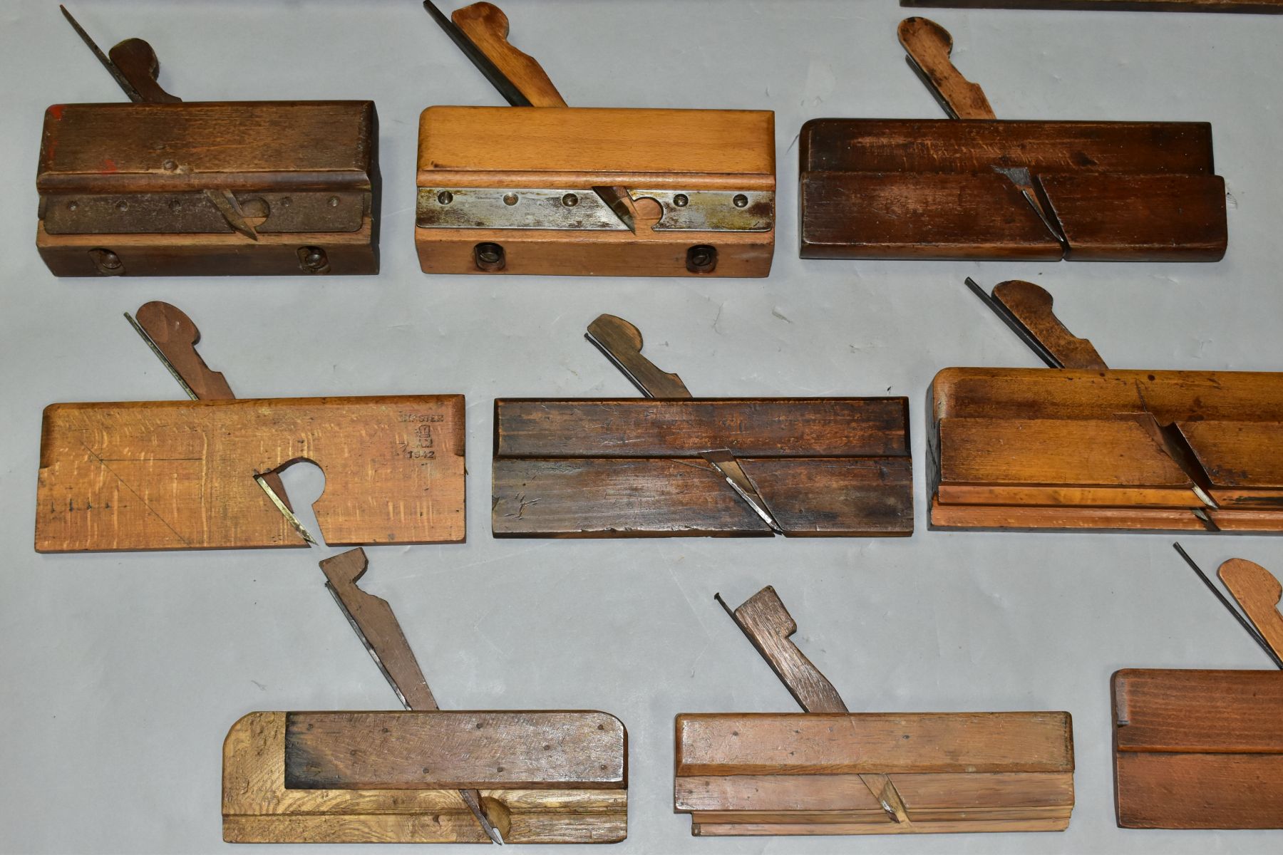 A TRAY CONTAINING NINETEEN MOULDING AND GROOVING PLANES including Torus, Ogee, half round, oval - Image 5 of 12