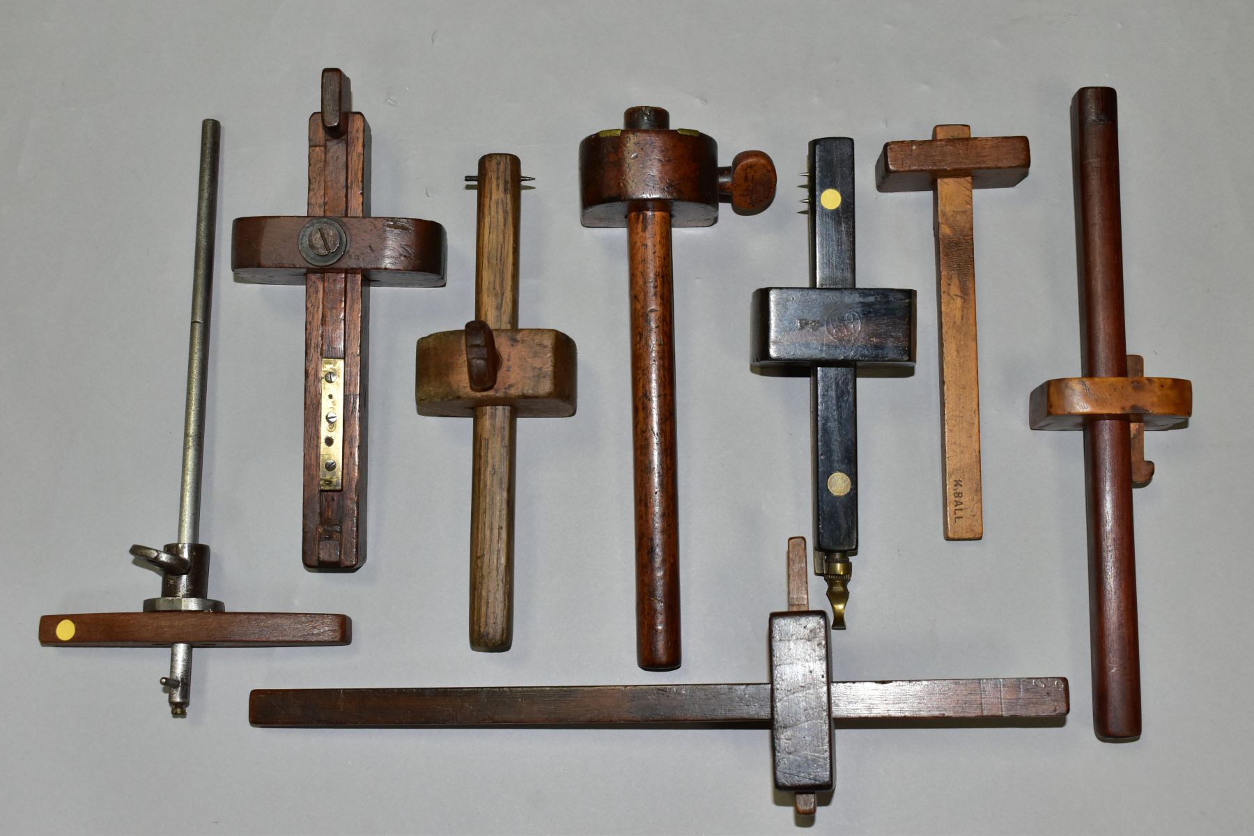 A TRAY CONTAINING EIGHT VINTAGE MARKING AND MORTICE GAUGES, including a Brass and Ebony Mortice, a