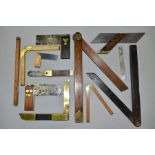A TRAY CONTAINING VINTAGE MEASURING AND MARKING TOOLS, including a rosewood and brass dovetail