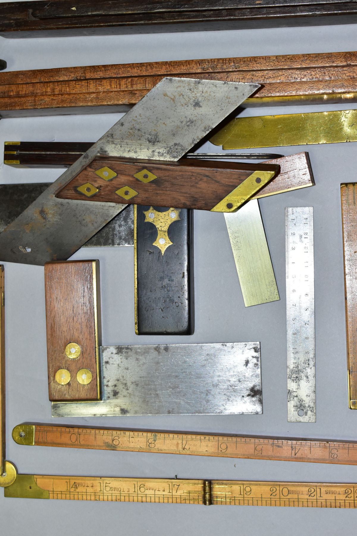 A TRAY CONTAINING VINTAGE MEASURING AND MARKING TOOLS, including a rosewood and brass dovetail - Image 9 of 10