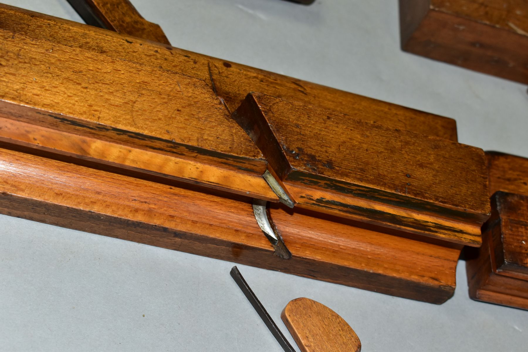 A TRAY CONTAINING NINETEEN MOULDING AND GROOVING PLANES including Torus, Ogee, half round, oval - Image 8 of 12