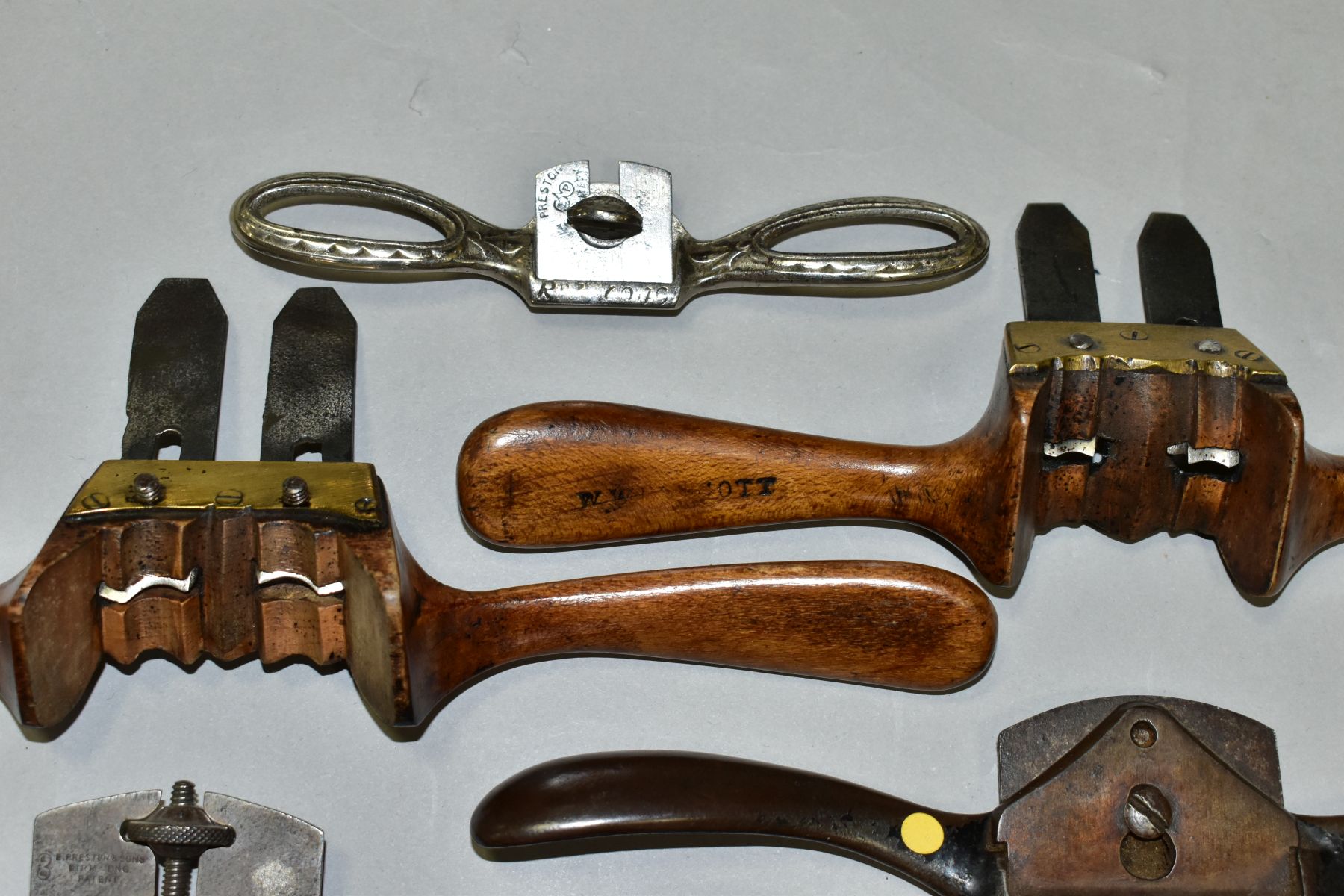 A TRAY CONTAINING EIGHT SPOKESHAVES, including two fruitwood Ovolo Sash Shaves (one left hand and - Image 4 of 8