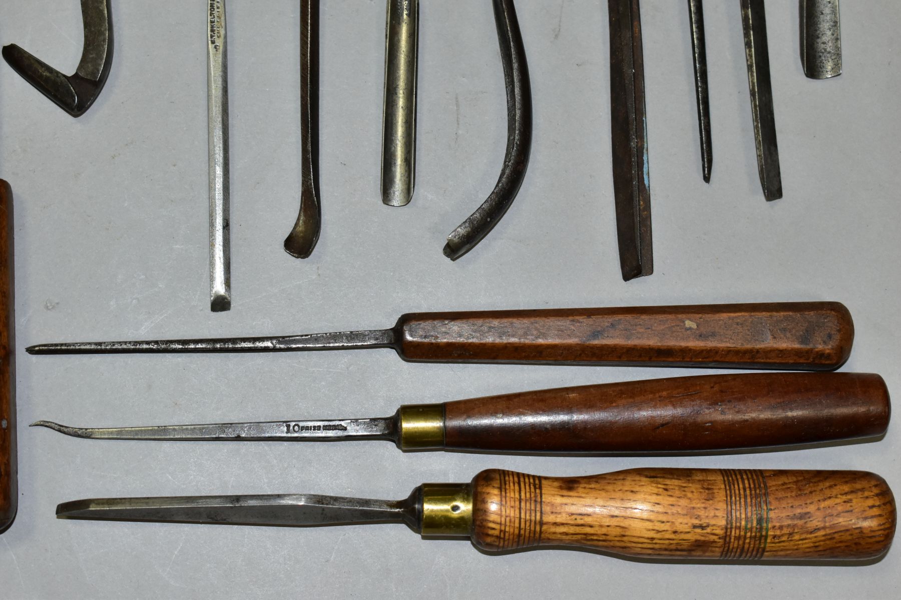 A TRAY CONTAINING TWENTY THREE EARLY CHISELS AND GOUGES including small gauge paring chisels and - Image 5 of 8