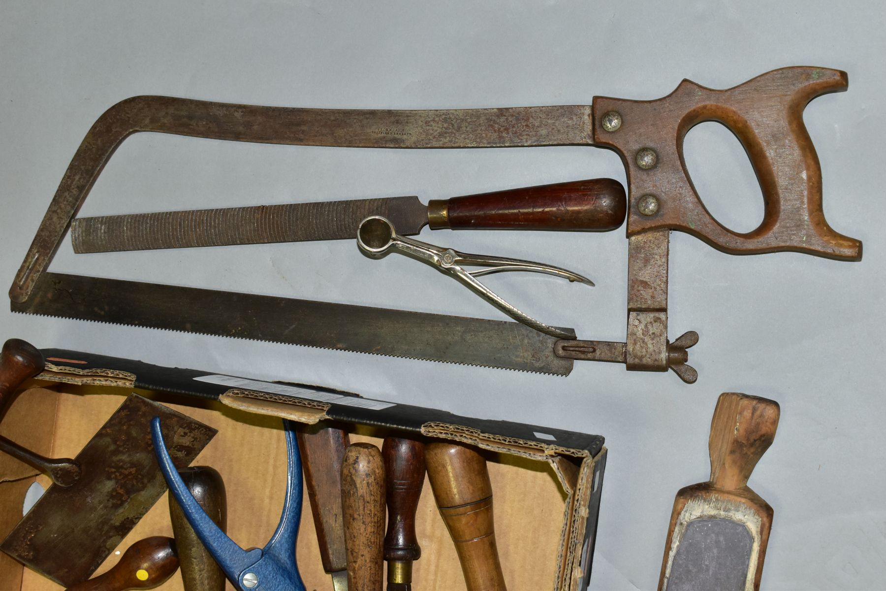 A TRAY CONTAINING VINTAGE HANDTOOLS including a North Bros Yankie, a Sycamore saw, a Stanley No - Image 4 of 6