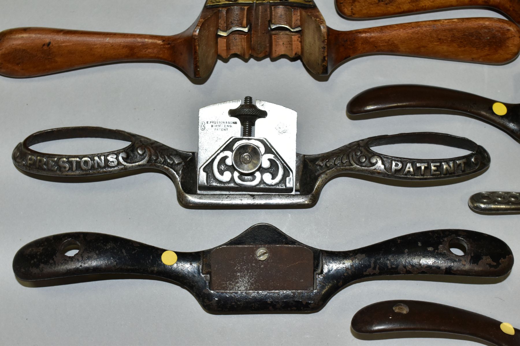 A TRAY CONTAINING EIGHT SPOKESHAVES, including two fruitwood Ovolo Sash Shaves (one left hand and - Image 3 of 8