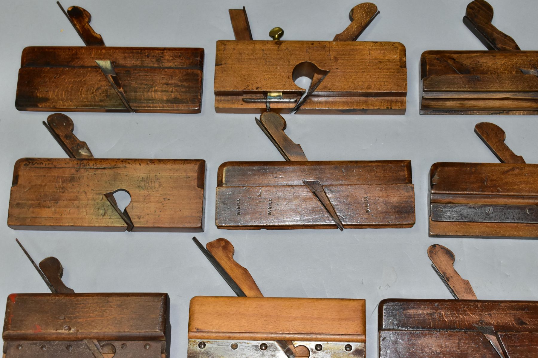 A TRAY CONTAINING NINETEEN MOULDING AND GROOVING PLANES including Torus, Ogee, half round, oval - Image 2 of 12