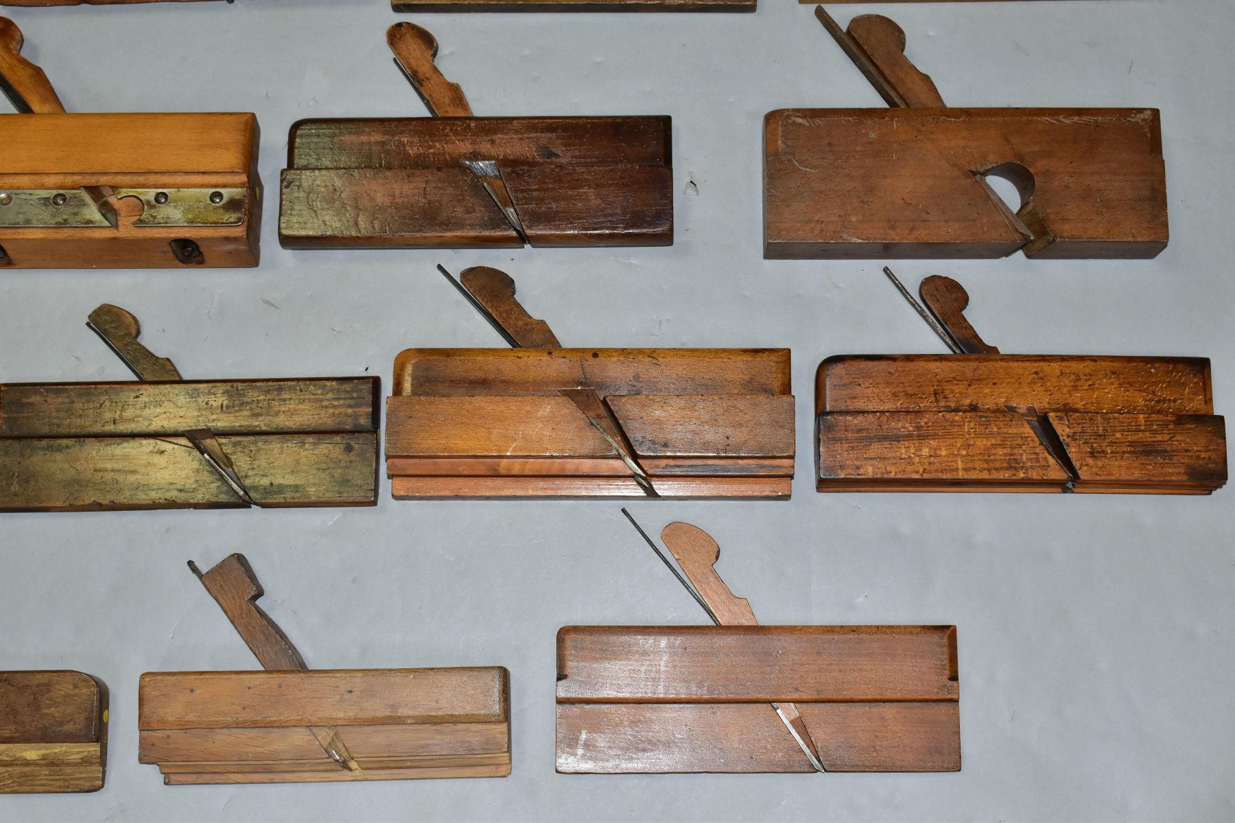 A TRAY CONTAINING NINETEEN MOULDING AND GROOVING PLANES including Torus, Ogee, half round, oval - Image 4 of 12