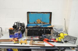 A DEED BOX AND A TRAY CONTAINING HANDTOOLS including a Record 1 Ton Engineers vice, six G clamps,