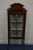 AN EDWARDIAN MAHOGANY AND MARQUETRY INLAID SINGLE DOOR DISPLAY CABINET, width 61cm x depth 34cm x