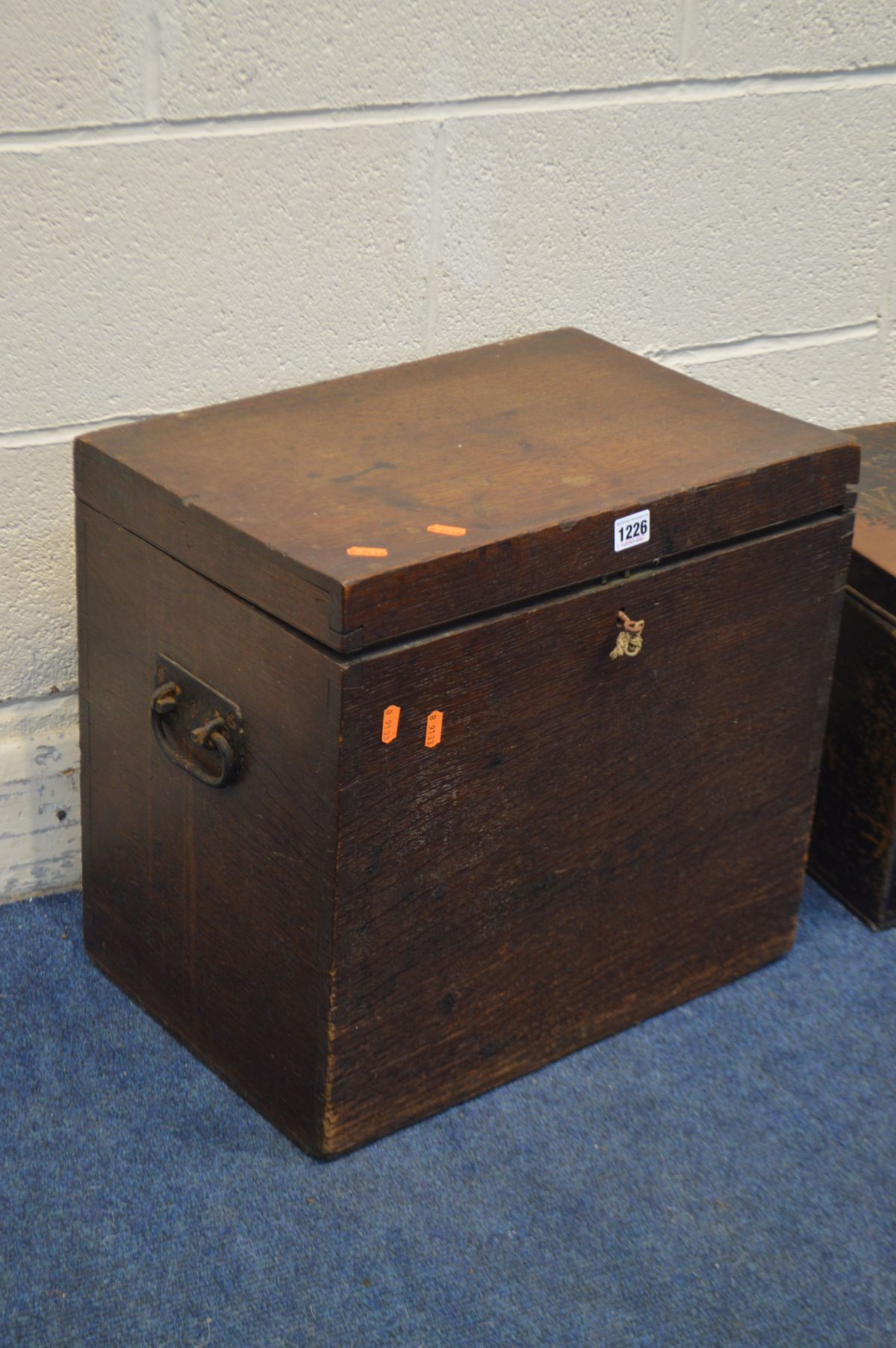 AN EARLY 20TH CENTURY OAK HINGED TOP SILVER CHEST, with iron drop handles, width 46cm x depth 32cm x - Image 2 of 4