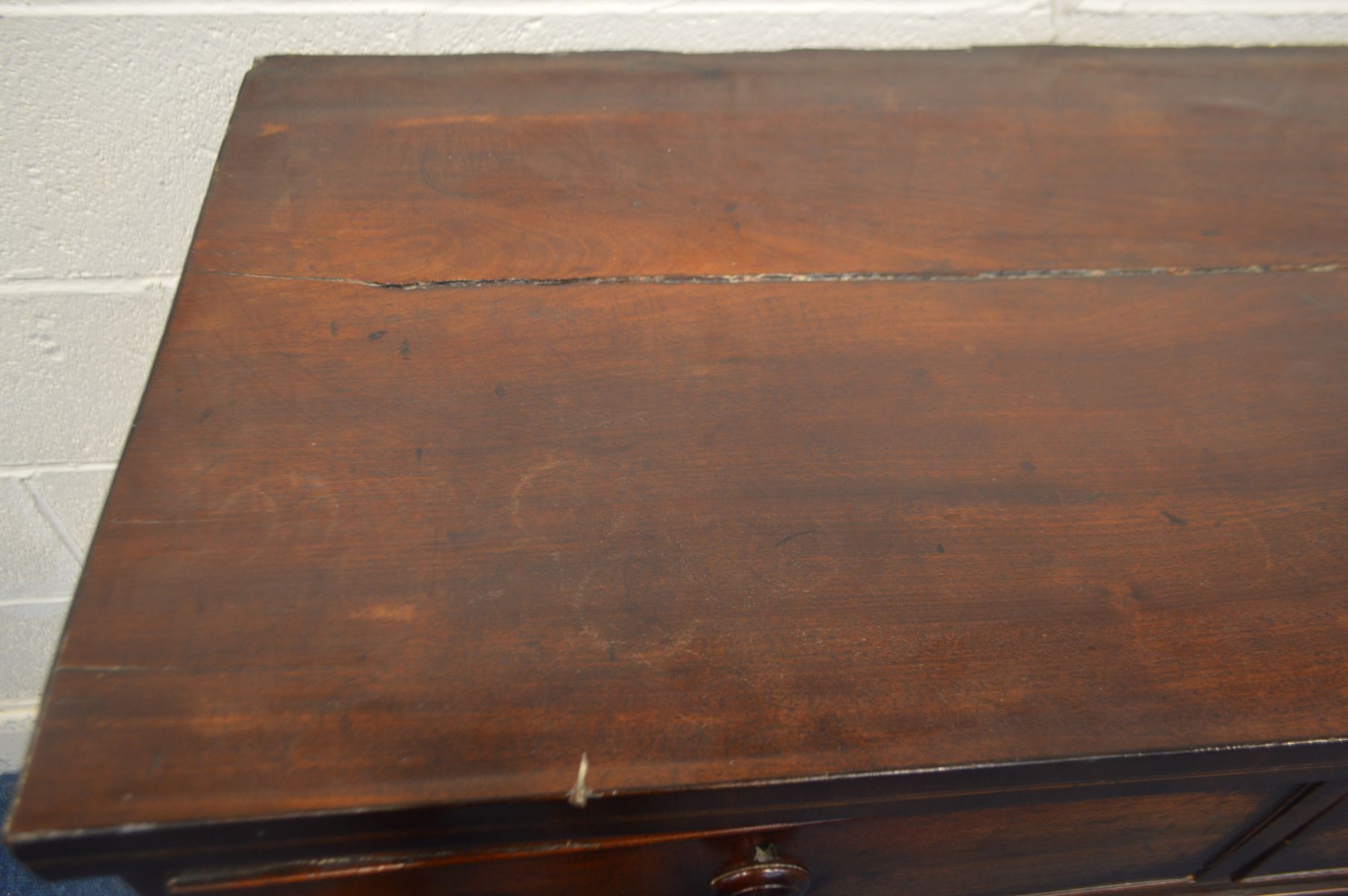 A GEORGIAN MAHOGANY CHEST OF TWO SHORT AND THREE LONG GRADUATED DRAWERS, with turned handles on - Image 3 of 9