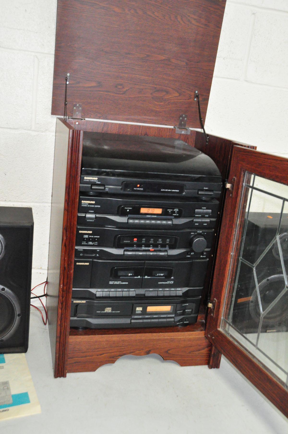 A SAMSUNG SCM 8100 HIFI in an oak cabinet together with two speakers (PAT pass and wowing but - Image 2 of 2