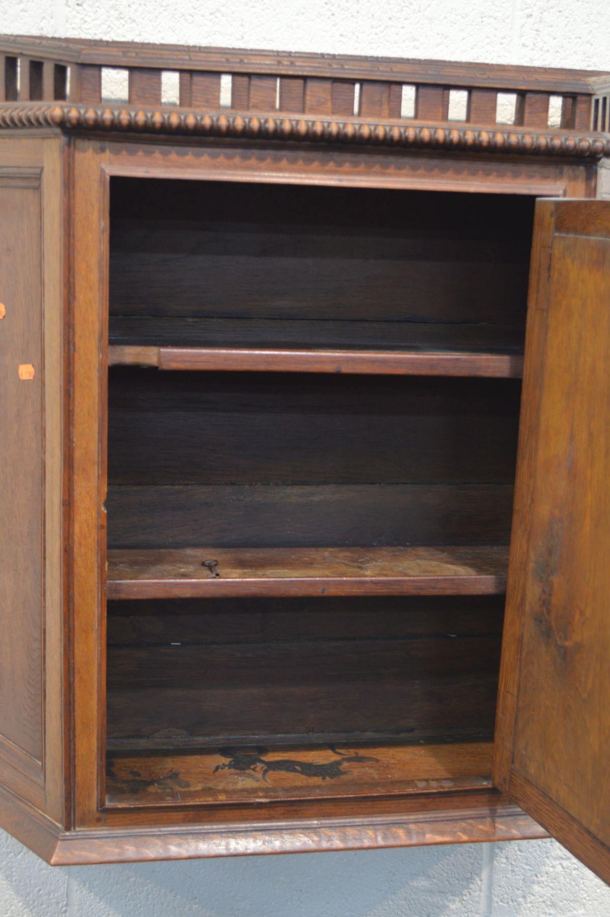 A LATE 19TH/EARLY 20TH CENTURY OAK CANTED SINGLE DOOR HANGING WALL CABINET with beading and - Image 3 of 3