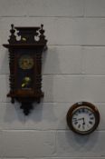 A SMALL EARLY 20TH CENTURY OAK CIRCULAR WALL CLOCK, white dial with roman numerals, diameter 26cm (