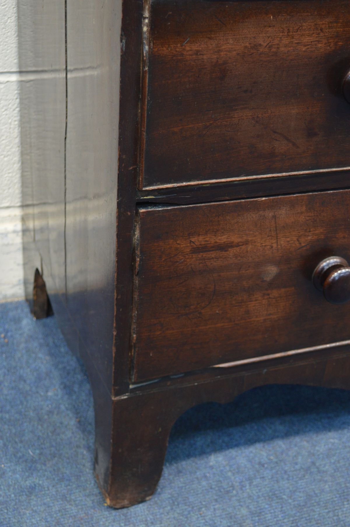 A GEORGIAN MAHOGANY CHEST OF TWO SHORT AND THREE LONG GRADUATED DRAWERS, with turned handles on - Image 6 of 9