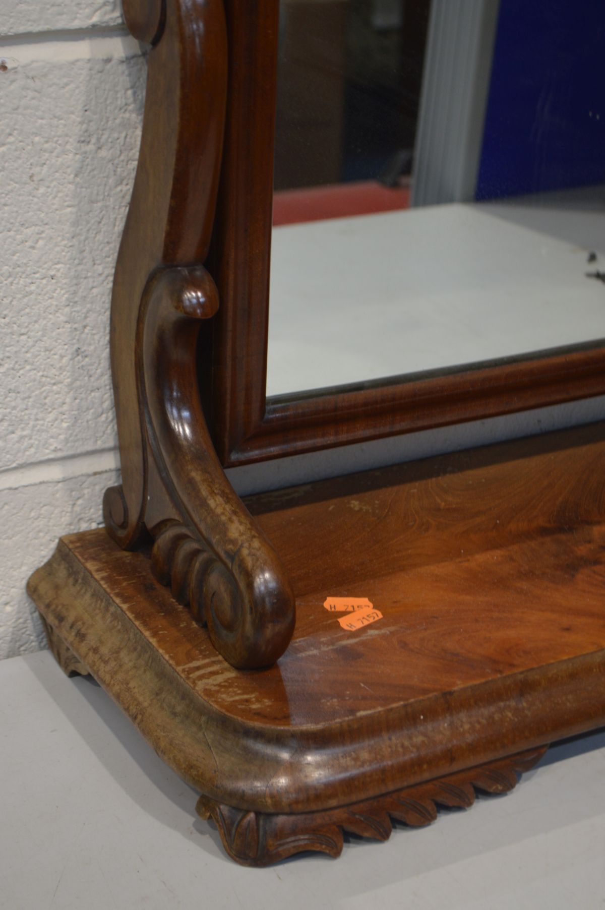 A VICTORIAN FLAME MAHOGANY TOILET MIRROR (Sd) - Image 2 of 2