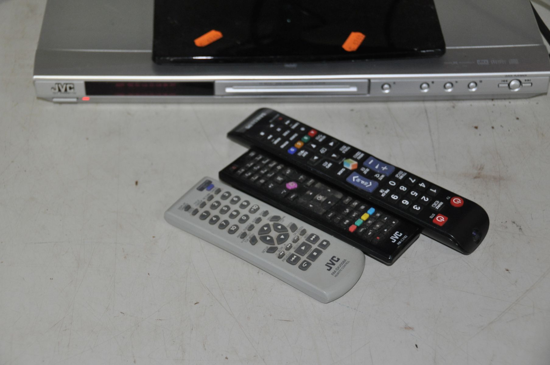 A SAMSUNG LT27D390SW 27ins tv with remote (working) and a JVC DVD player with remote (Doesn't read - Image 2 of 2