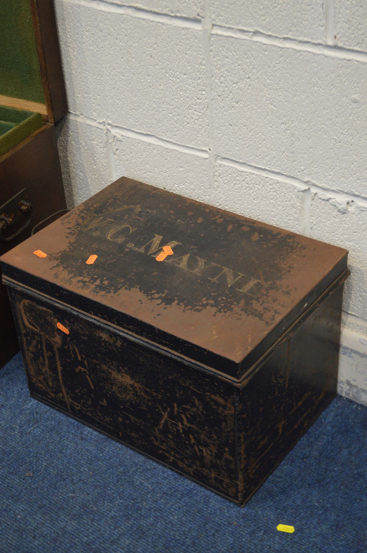 AN EARLY 20TH CENTURY OAK HINGED TOP SILVER CHEST, with iron drop handles, width 46cm x depth 32cm x - Image 4 of 4
