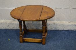 A REPRODUCTION OAK OVAL TOPPED DROP LEAF OCCASIONAL TABLE, open length 64cm x closed length 30cm x
