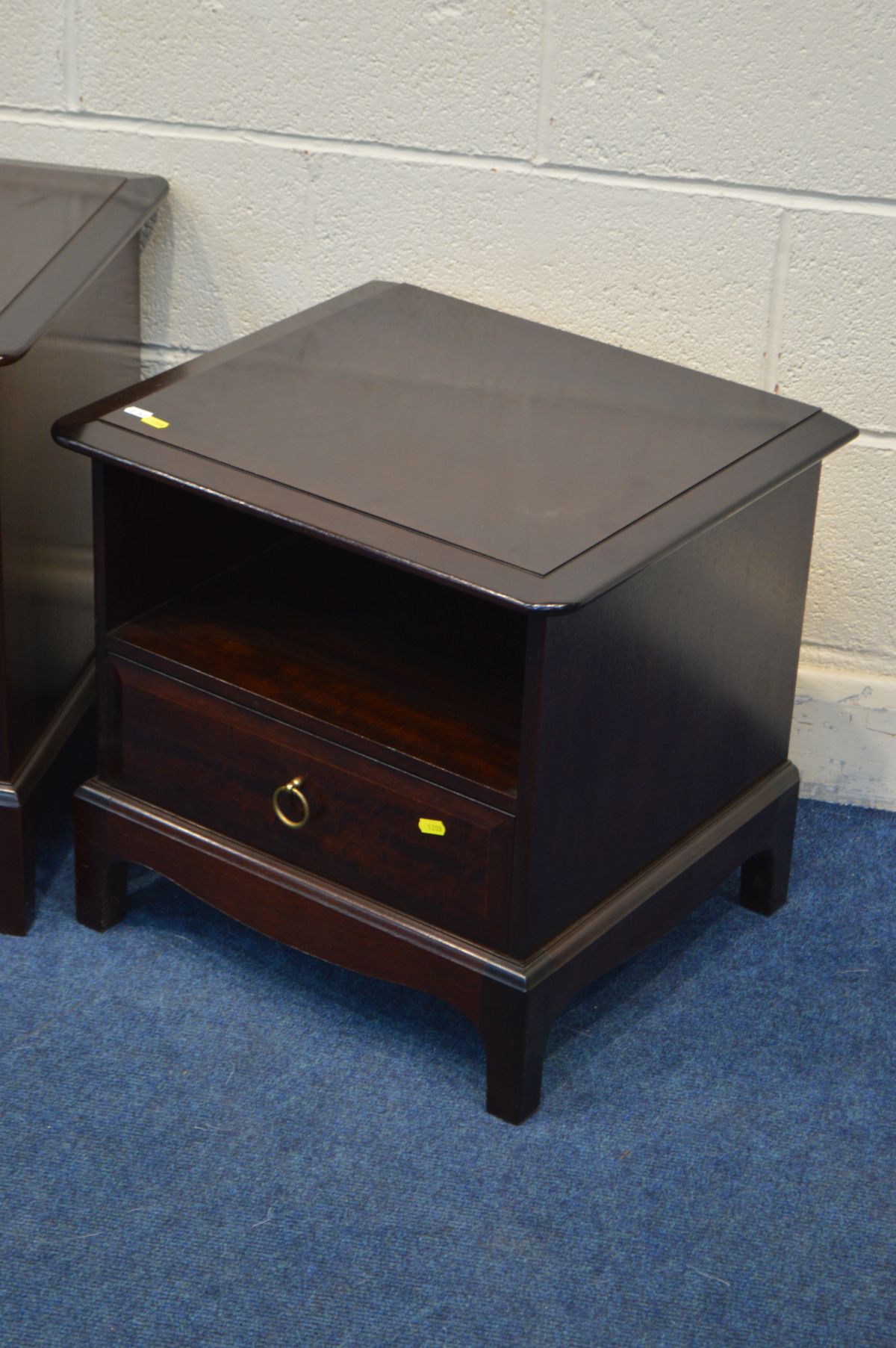 THREE VARIOUS STAG MINSTREL BEDROOM FURNITURE, to include a cheval mirror, blanket chest and a - Image 4 of 4