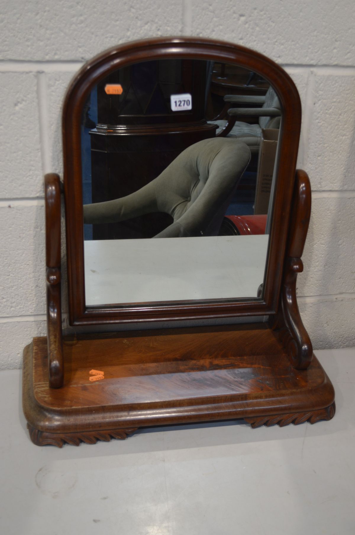 A VICTORIAN FLAME MAHOGANY TOILET MIRROR (Sd)