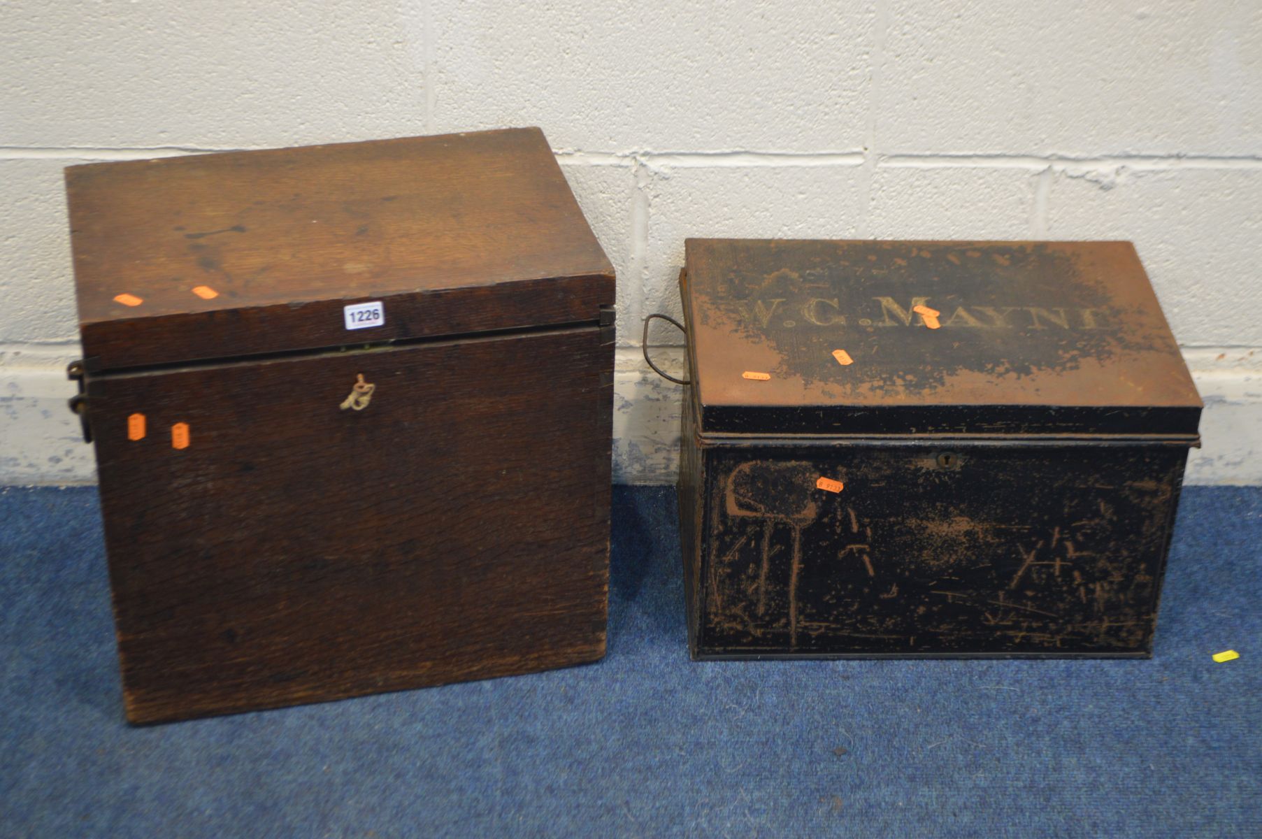 AN EARLY 20TH CENTURY OAK HINGED TOP SILVER CHEST, with iron drop handles, width 46cm x depth 32cm x