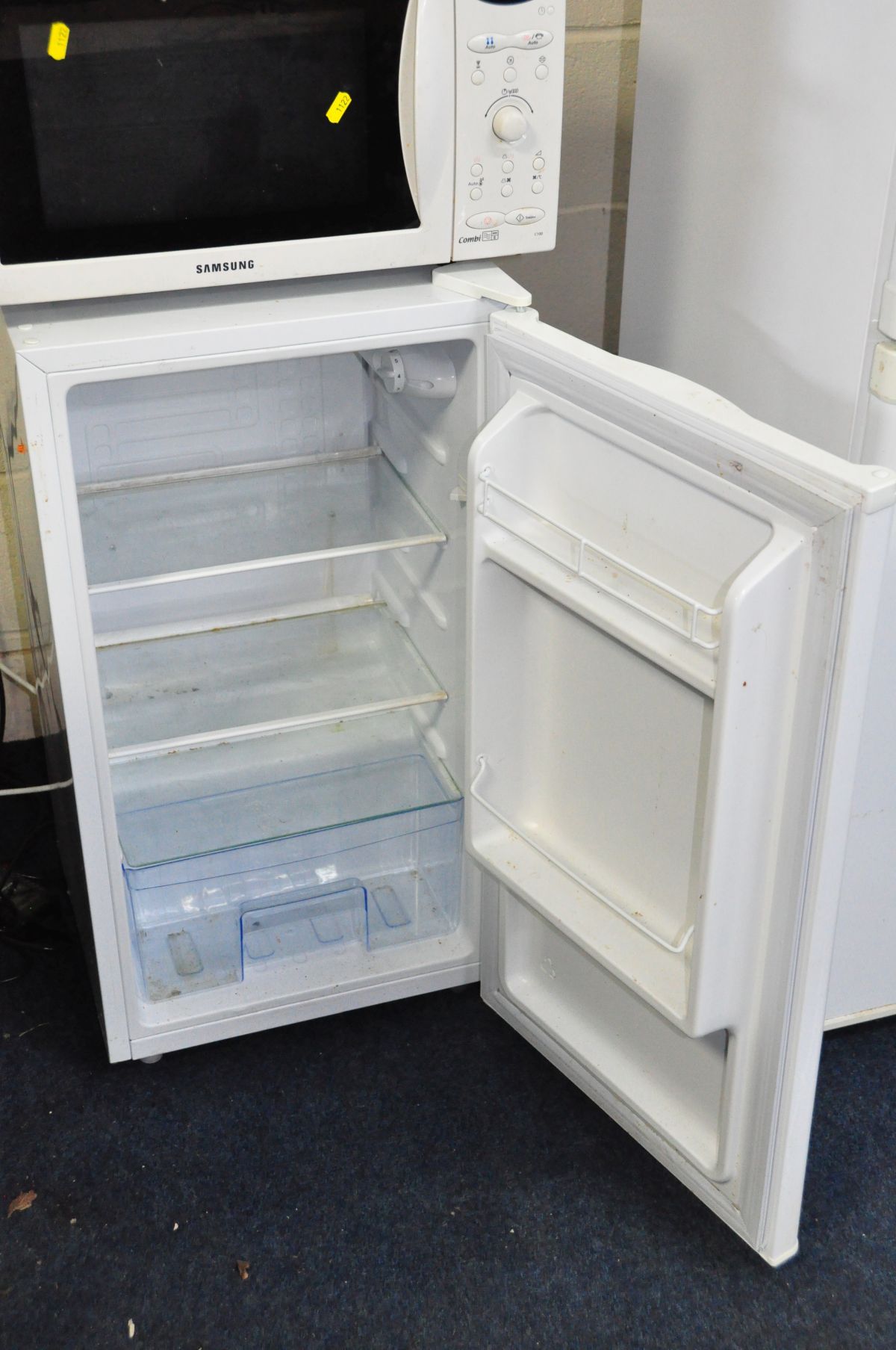 A BEXEL UNDER COUNTER FRIDGE 45cm wide (PAT pass and working at 5 degrees) and a Samsung - Image 2 of 2