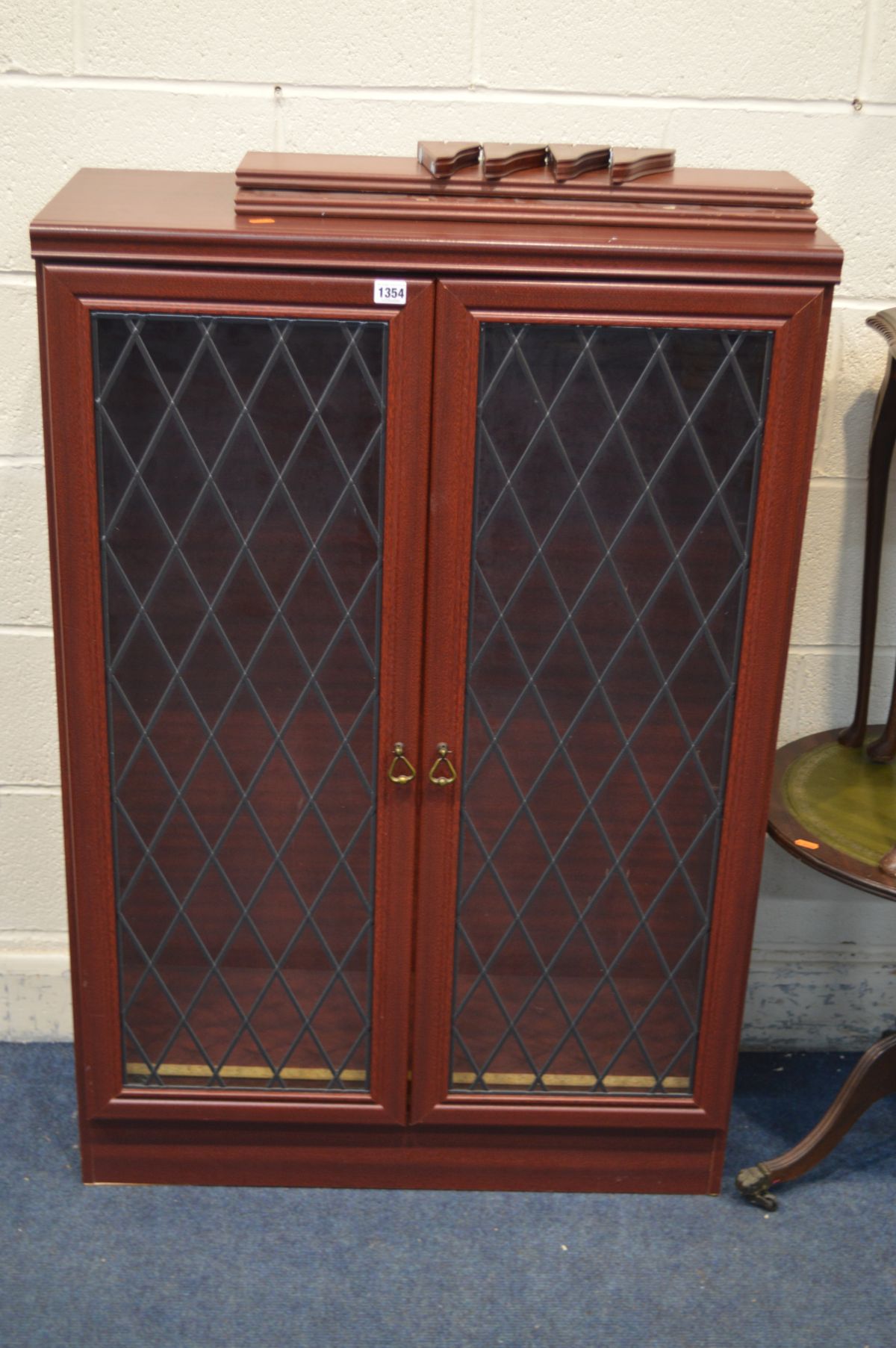 A QUANTITY OF MAHOGANY FURNITURE to include a glazed two door bookcase, leather topped twin pedestal - Image 3 of 3