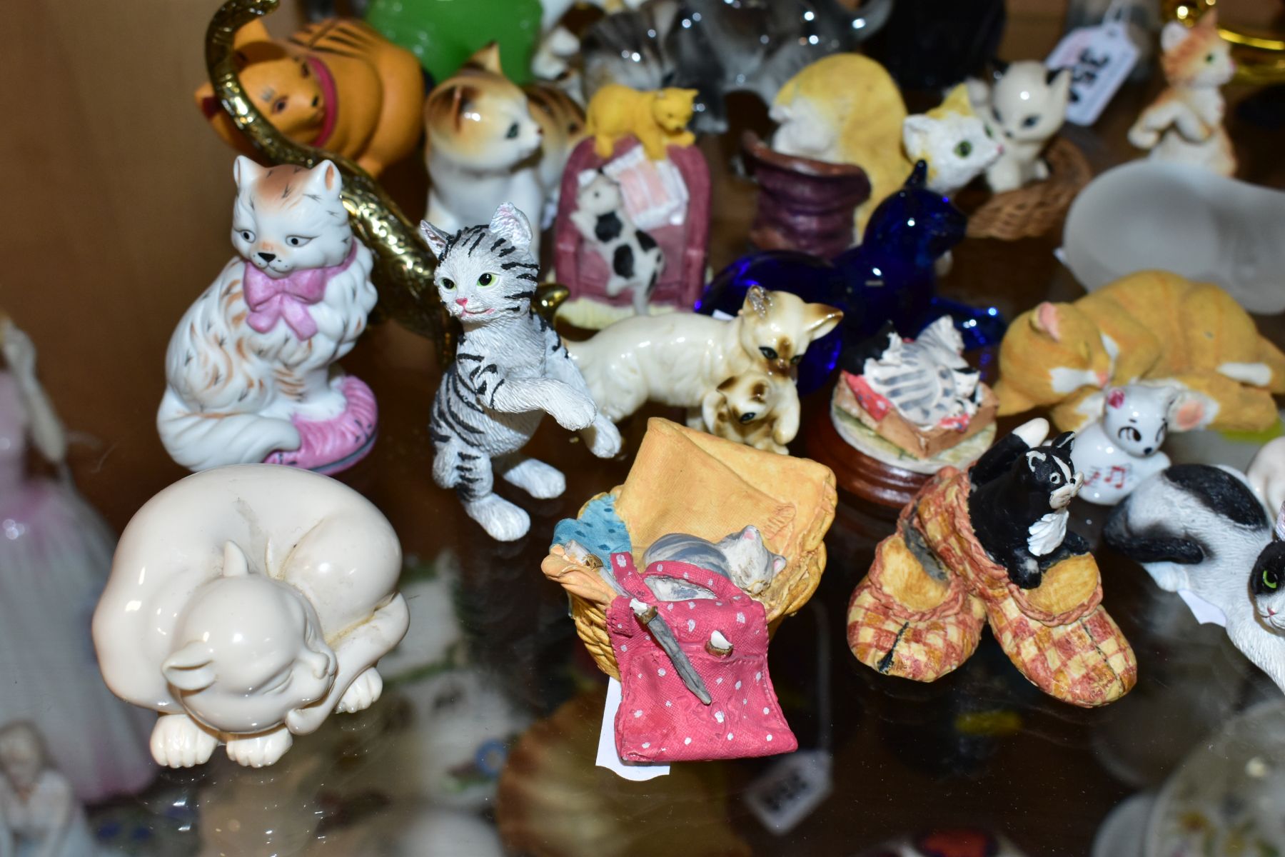 A COLLECTION OF OVER THIRTY FIVE MINIATURE CAT FIGURES, mostly ceramic and resin, including Franklin - Image 5 of 12