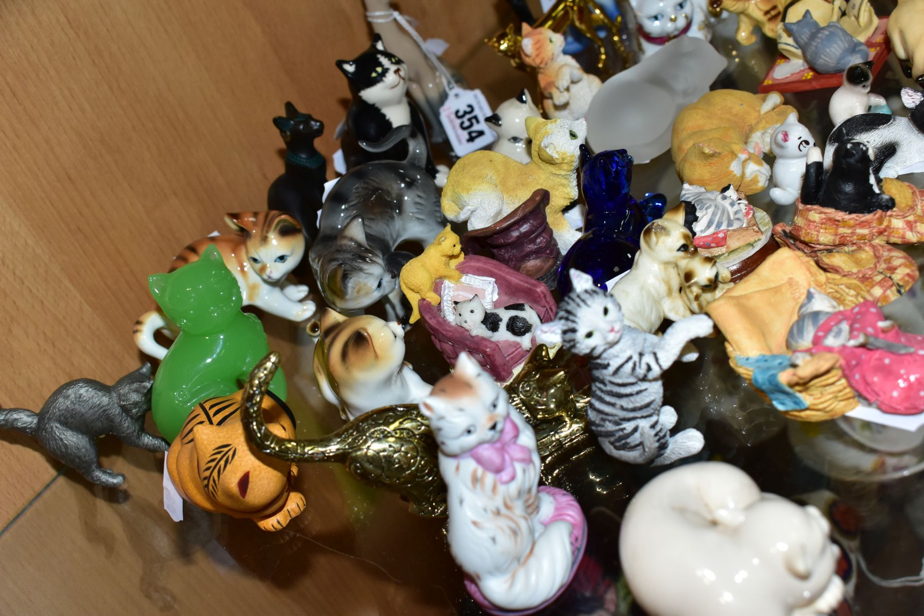 A COLLECTION OF OVER THIRTY FIVE MINIATURE CAT FIGURES, mostly ceramic and resin, including Franklin - Image 11 of 12