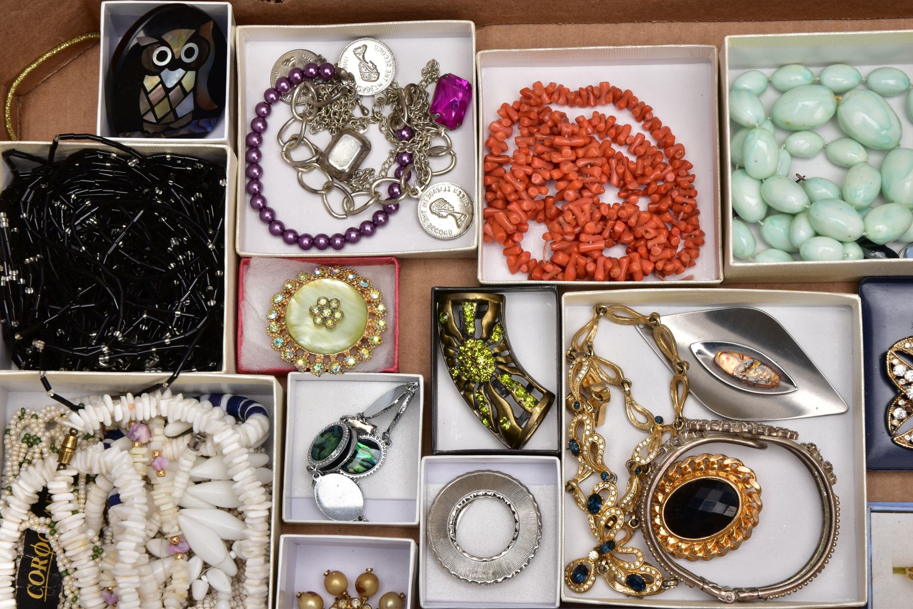 A BOX OF ASSORTED COSTUME JEWELLERY, to include pieces such as imitation pearl necklaces, a quantity - Image 2 of 5