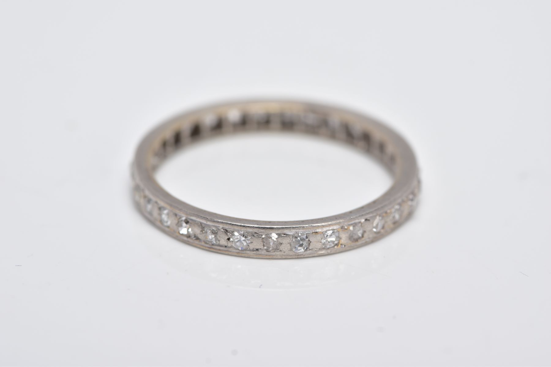 AN EARLY TO MID 20TH CENTURY DIAMOND FULL ETERNITY RING, old eight and Swiss cut diamonds, estimated - Image 4 of 5