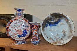 THREE PIECES OF LATE 19TH/EARLY 20TH CENTURY JAPANESE PORCELAIN, comprising an Imari Moonflask,